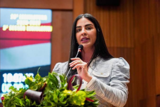 Daniella Jadão Meneses mostra como o empoderamento feminino transforma vidas através da liderança e independência.