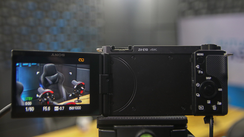 Future Cast TV mostra como radialistas reinventam suas vozes no universo digital através do formato podcast.