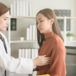 Nódulo na mama: entenda, com Vinicius Tadeu Sattin Rodrigues, quando a alteração é benigna e quando é necessário investigar.