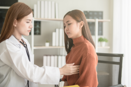 Nódulo na mama: entenda, com Vinicius Tadeu Sattin Rodrigues, quando a alteração é benigna e quando é necessário investigar.