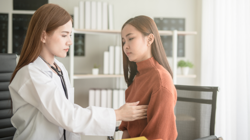 Nódulo na mama: entenda, com Vinicius Tadeu Sattin Rodrigues, quando a alteração é benigna e quando é necessário investigar.