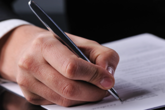 Matrícula e escritura não são iguais: entender a diferença é essencial para evitar prejuízos e garantir segurança jurídica nas transações imobiliárias, explica Kelsem Ricardo Rios Lima.