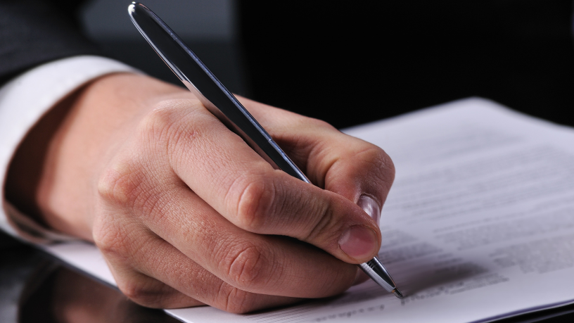 Matrícula e escritura não são iguais: entender a diferença é essencial para evitar prejuízos e garantir segurança jurídica nas transações imobiliárias, explica Kelsem Ricardo Rios Lima.