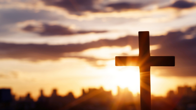 A Missa é compreendida como renovação do sacrifício da cruz, conforme ensina Jose Eduardo De Oliveira e Silva.