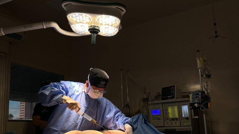 A escolha entre clínica, hospital ou centro cirúrgico influencia diretamente a segurança na cirurgia plástica, afirma Milton Seigi Hayashi.