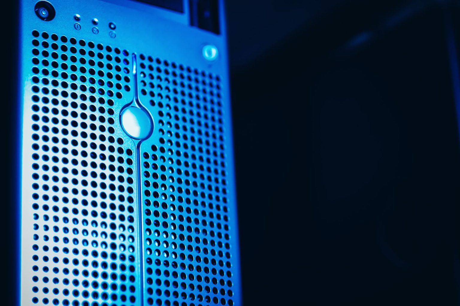 Rack de servidores iluminado em azul em uma sala segura de data center