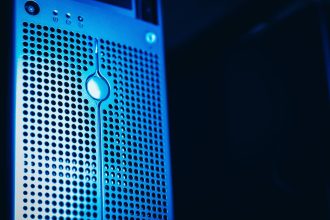 Rack de servidores iluminado em azul em uma sala segura de data center