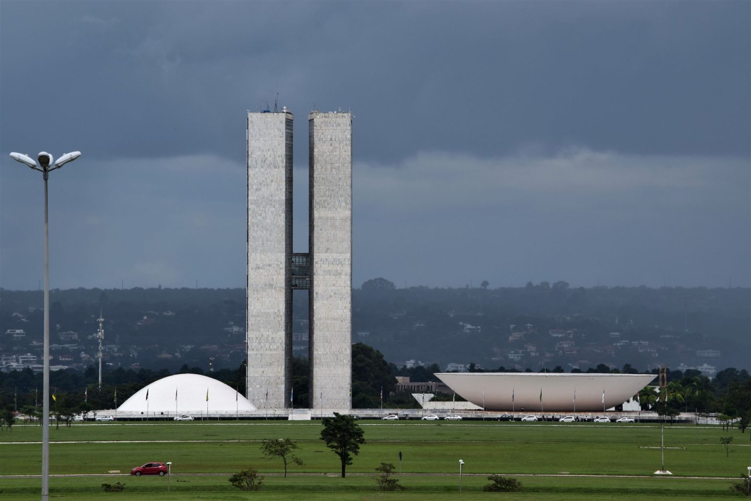 Congresso Nacional em Brasília, com suas cúpulas e torres modernistas sob o céu claro.