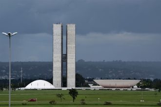 Congresso Nacional em Brasília, com suas cúpulas e torres modernistas sob o céu claro.