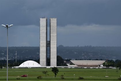 Congresso Nacional em Brasília, com suas cúpulas e torres modernistas sob o céu claro.