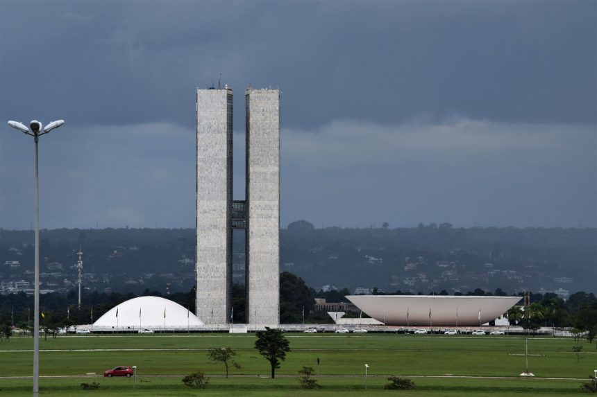 Congresso Nacional em Brasília, com suas cúpulas e torres modernistas sob o céu claro.